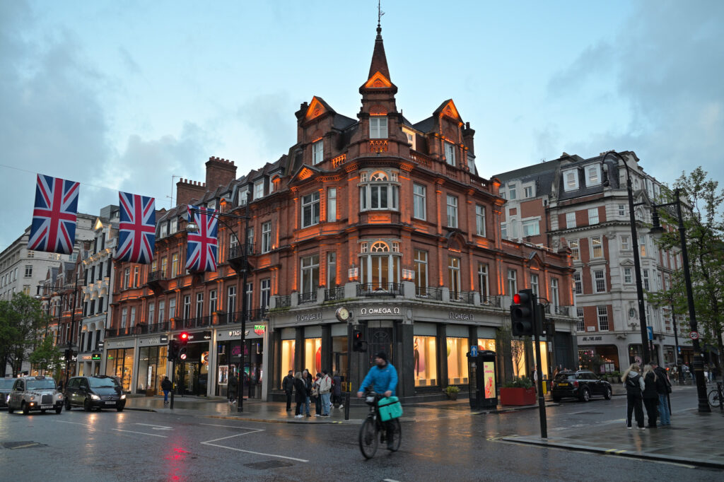 Cyclist on Oxford Street (image: jpellgen on Flickr, CC BY-NC-ND 2.0)