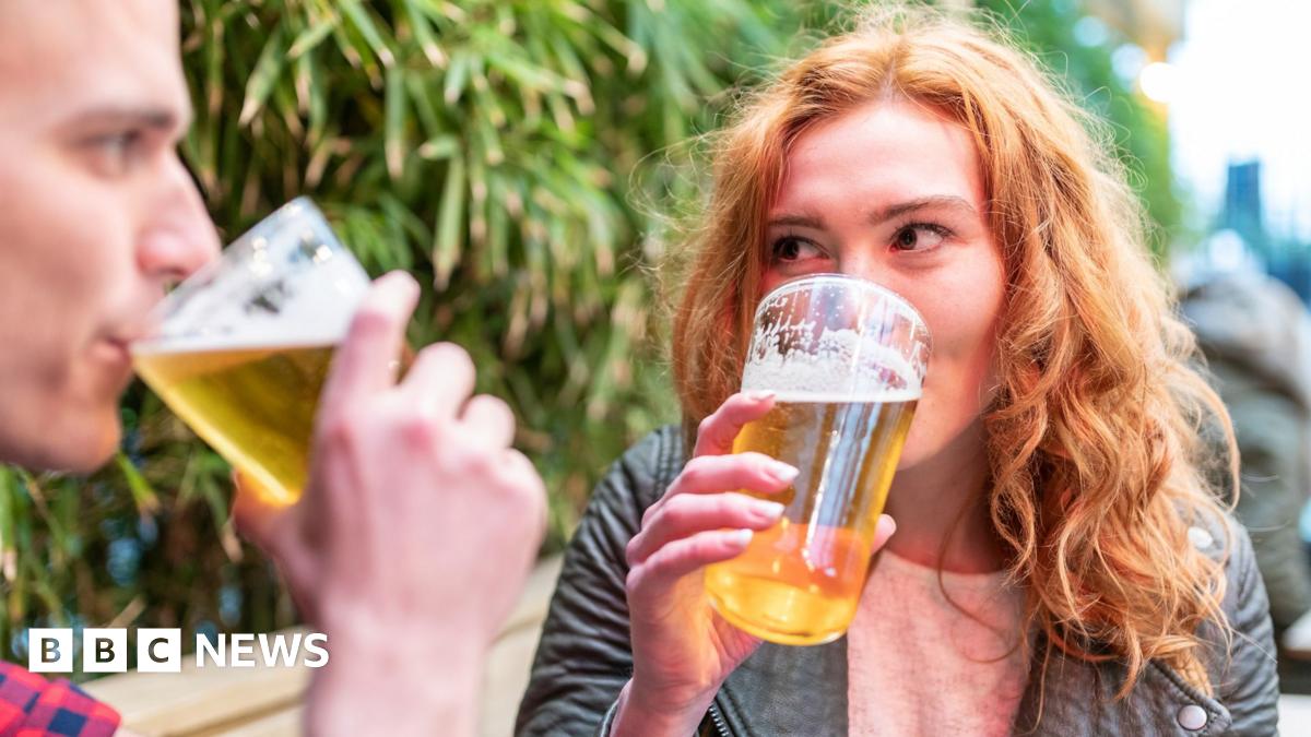 A man and a woman drinking alcohol-free beer in a beer garden