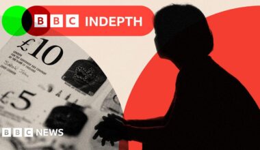 An electronic billboard encouraging people to claim Universal Credit