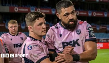 Taulupe Faletau shakes hands with Callum Sheedy