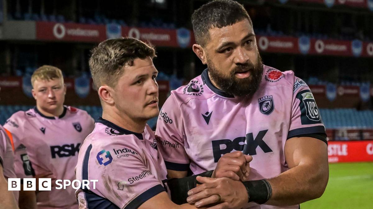 Taulupe Faletau shakes hands with Callum Sheedy