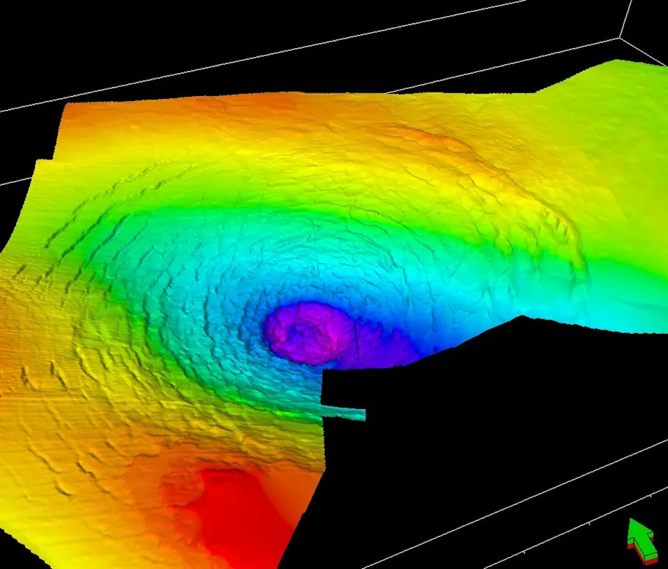 A perspective view of the top chalk surface, looking northeast, showing the central crater and its surrounding rings. False colours indicate depth (red/yellow = shallow; blue/purple = deep) (Superborsuk/CC BY-SA 3.0)