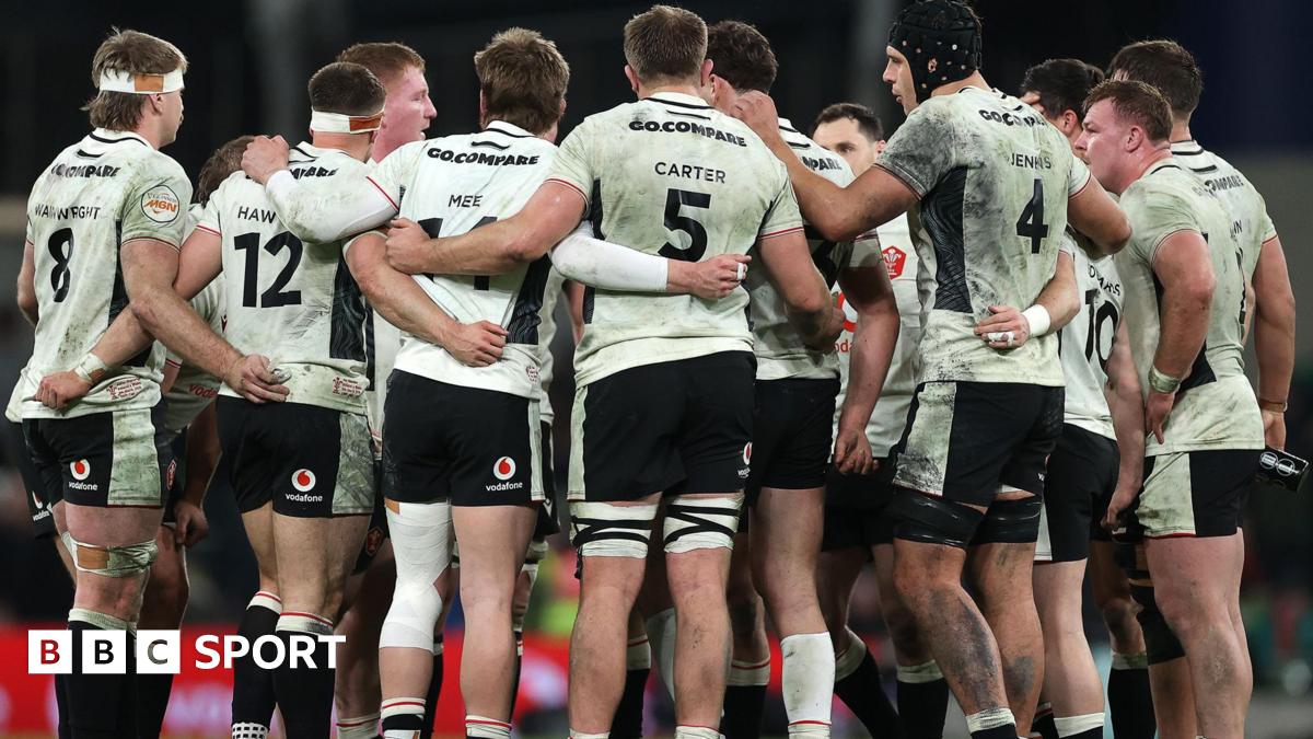Wales players in a huddle during the 27-17 defeat by Ireland
