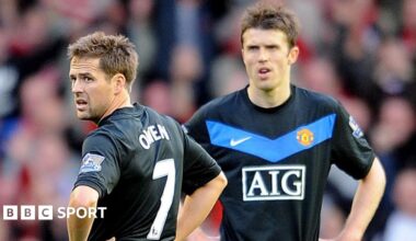 Michael Owen and Michael Carrick playing for Manchester United