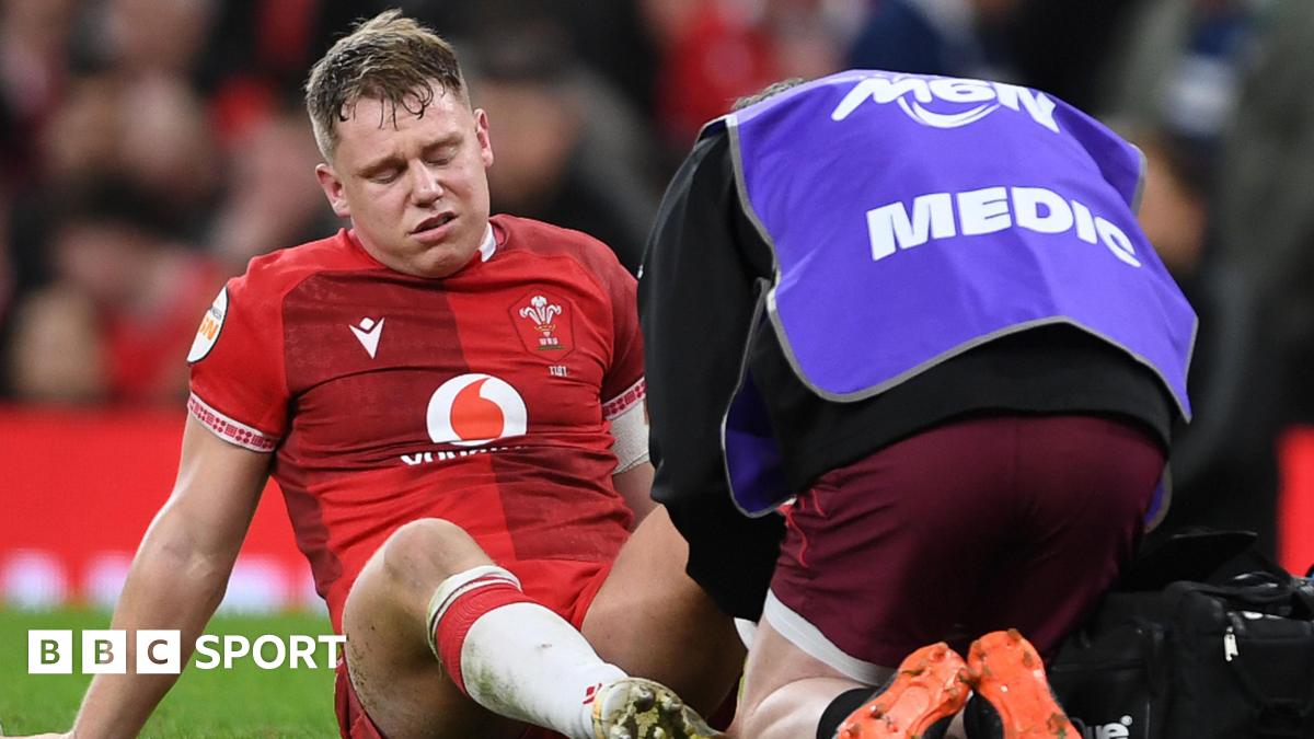 Sam Costelow receives treatment after injury against Scotland