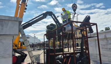 Malaga Port finally starts installation of Neptune and Venus sculptures