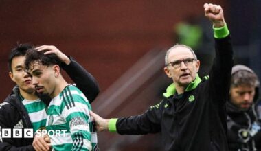 Martin O'Neill waves to Celtic fans