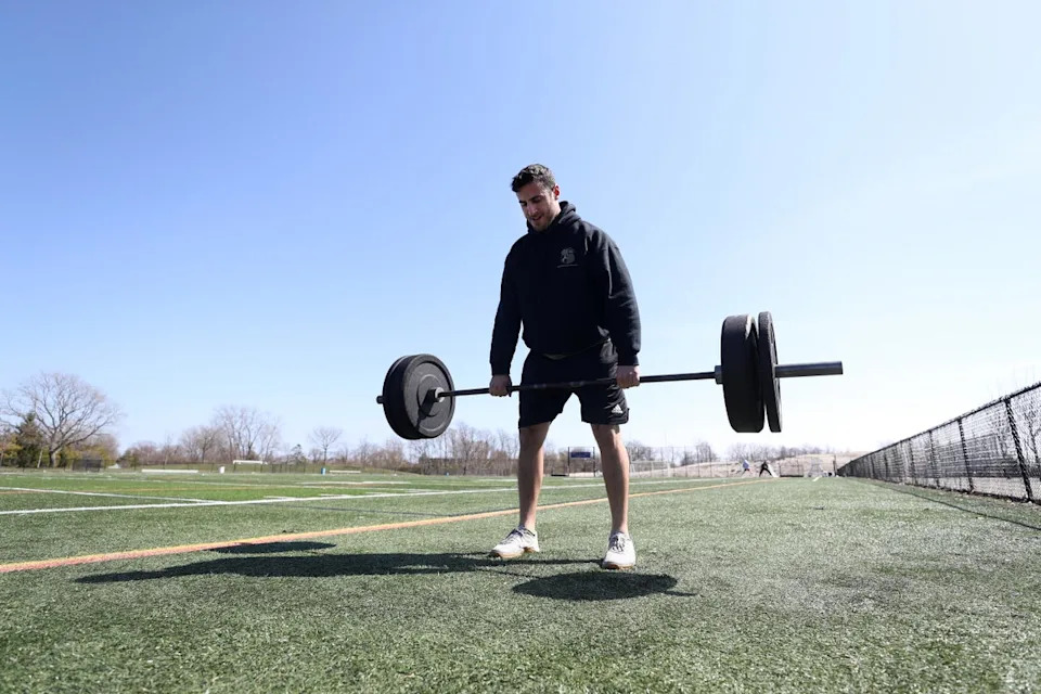 Practicing dead lifts and other weighted exercises can help build up glute muscles with just a few repetitions (Getty Images)