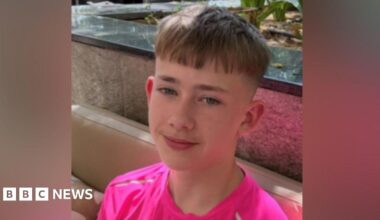 Finley Dawson wearing a pink t-shirt