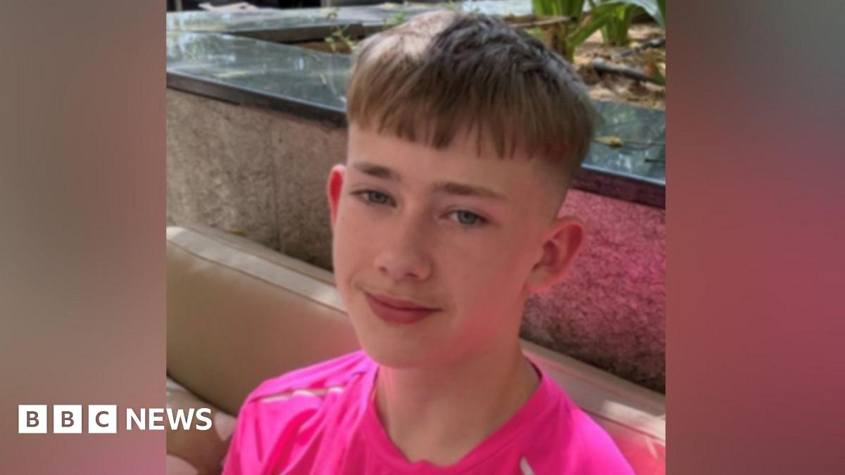 Finley Dawson wearing a pink t-shirt