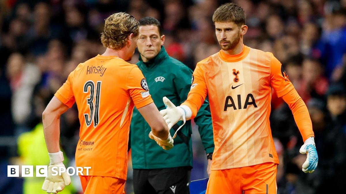 Guglielmo Vicario embracing Antonin Kinsky as he replaces him as Tottenham goalkeeper during their first-leg defeat to Atletico Madrid