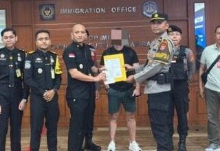 Scottish crime boss Steven Lyons paraded by Indonesian police