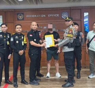 Scottish crime boss Steven Lyons paraded by Indonesian police