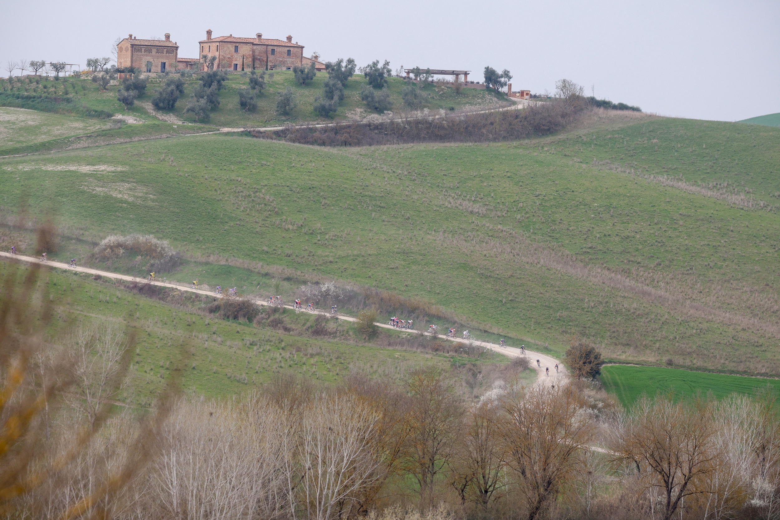 SIENA, ITALY - MARCH 07: General view of the peloton competing during the 12th Strade Bianche Donne 2026 a 133km one day race from Siena to Siena on March 07, 2026 in Siena, Italy. (Photo by Sara Cavallini/Getty Images)
