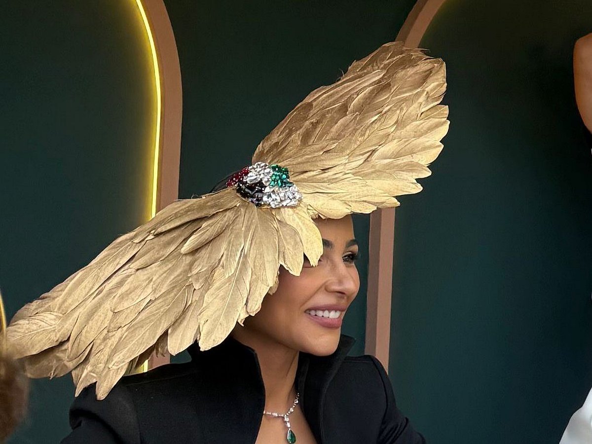 Mahira Abdul Aziz’s Gold Falcon Hat Steals the Show at Dubai World Cup 2026 – A Patriotic Tribute to the UAE