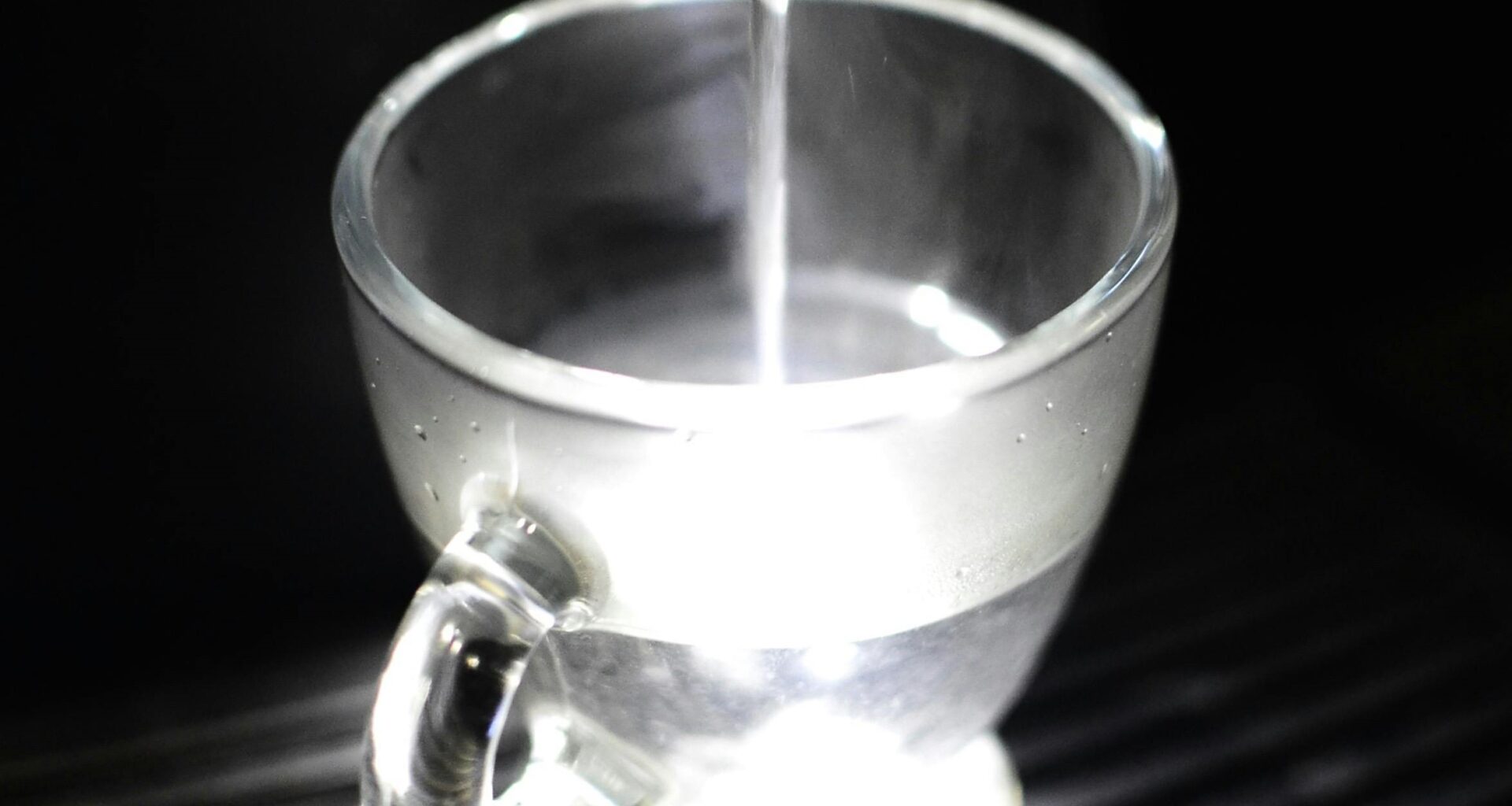 Is it best to consume hot or cold water between alcoholic drinks?