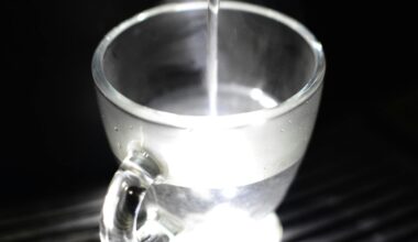 Is it best to consume hot or cold water between alcoholic drinks?