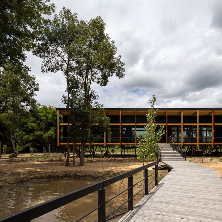 Houses on stilts: Exterior of House in the Delta by MAPA