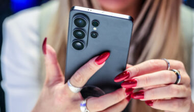 Samsung seeks AI deals to challenge Apple’s smartphone lead