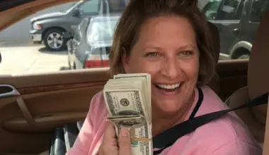 Woman paid man $800 for place in queue to buy $100,000 of original iPhones before realizing she'd made expensive mistake