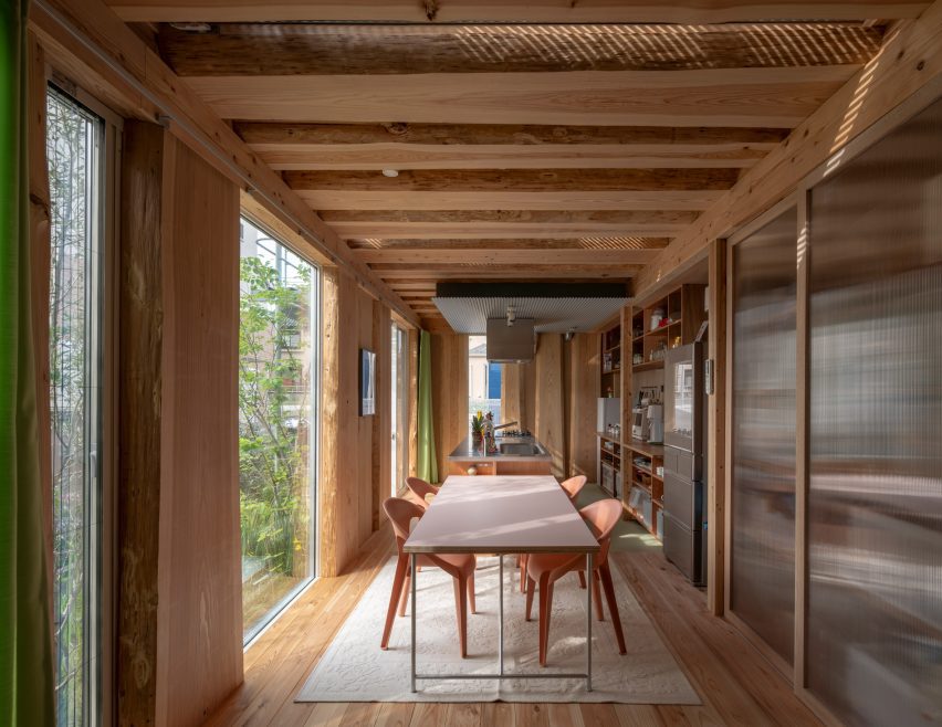 Kitchen and dining room in Live Sawn House by ICADA