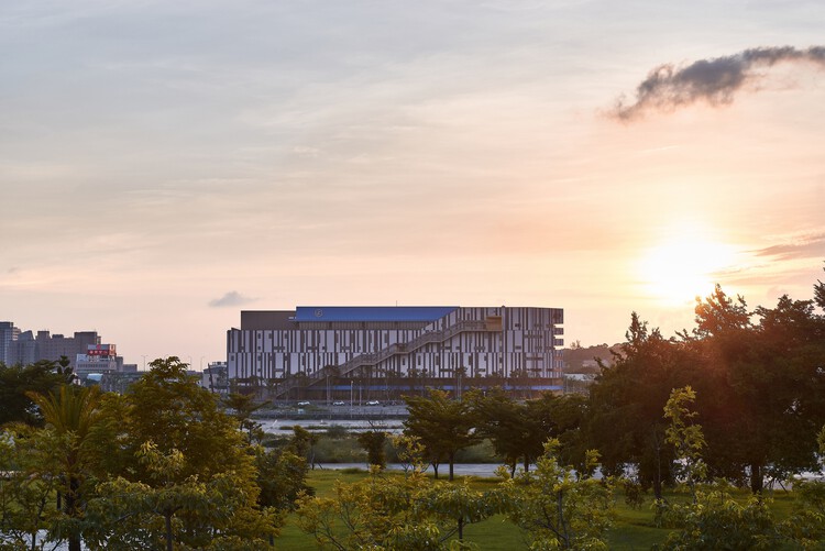 Logistics Landscapes: The Architecture of the 24-Hour Supply Chain - Image 8 of 14