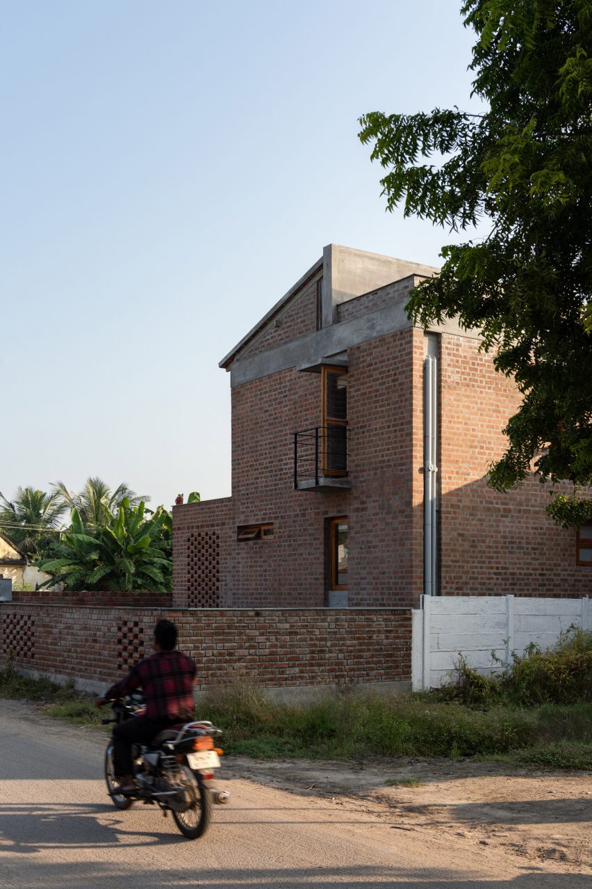 Exterior view of farmhouse by Madras Spaces