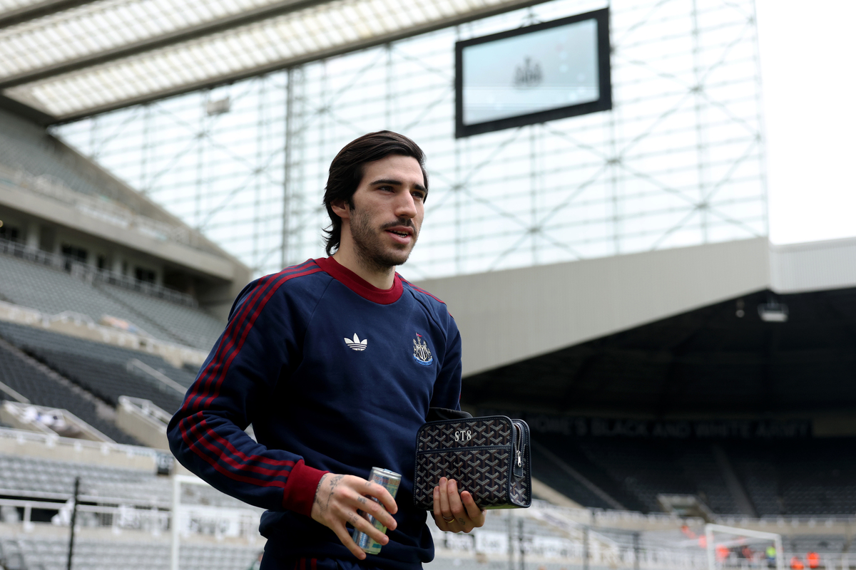 NEWCASTLE UPON TYNE, ENGLAND - FEBRUARY 28: ISandro Tonali of Newcastle United and Italy arrives at the stadium prior to the Premier League match between Newcastle United and Everton at St James