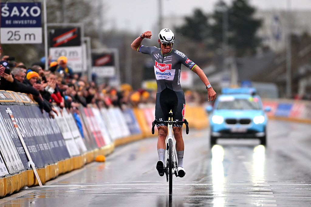 E3 Harelbeke 2025: Mathieu van der Poel claims the win