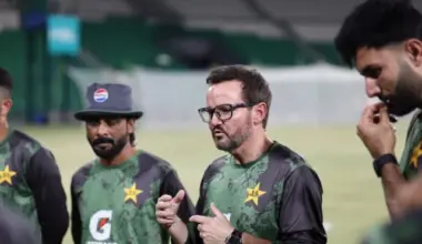 pakistan head coach mike hesson during pakistan s practice session photo afp file
