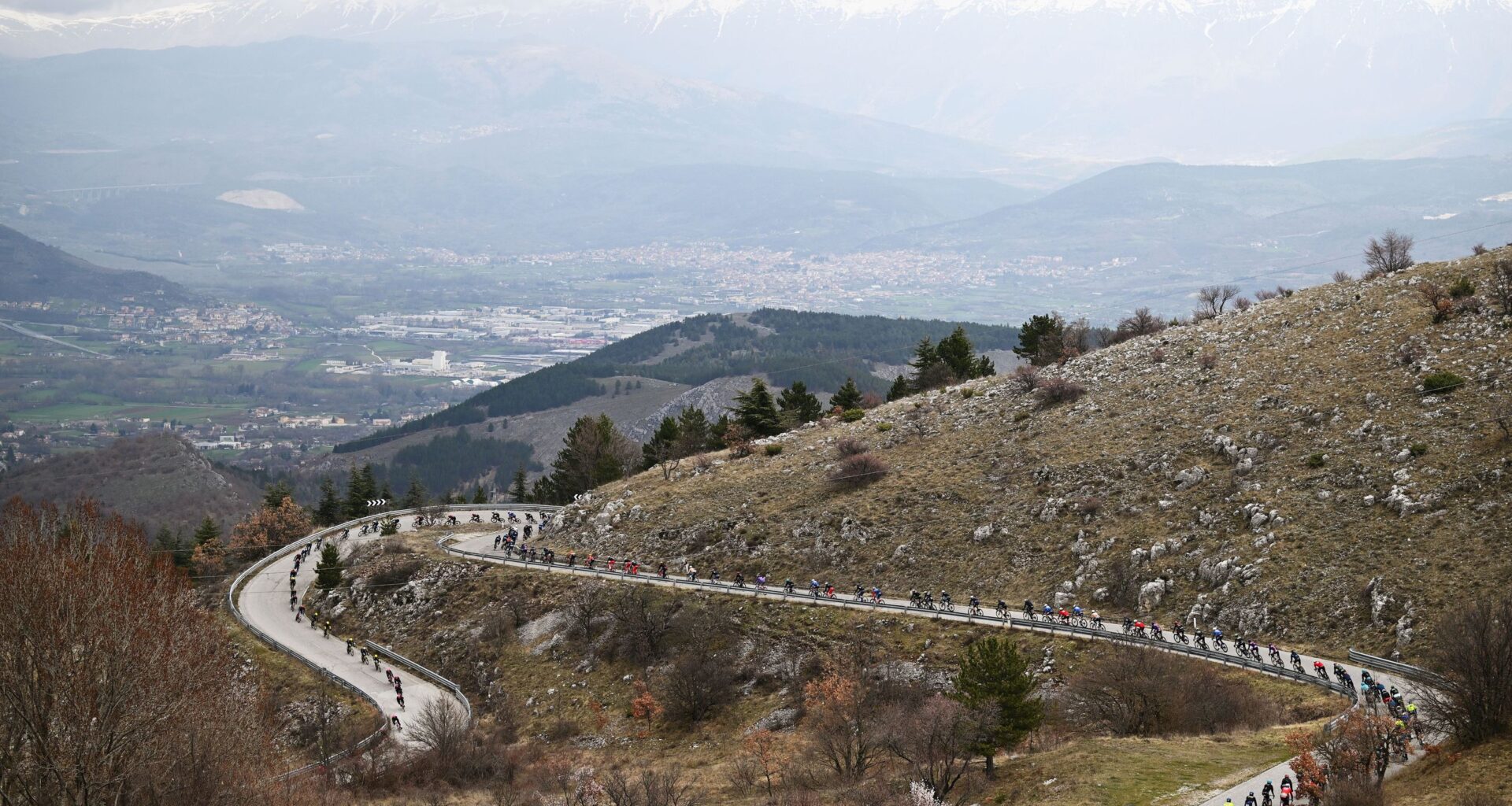 Tirreno-Adriatico stage 4 LIVE - Peloton closing rapidly on 12 man break in first half of stage