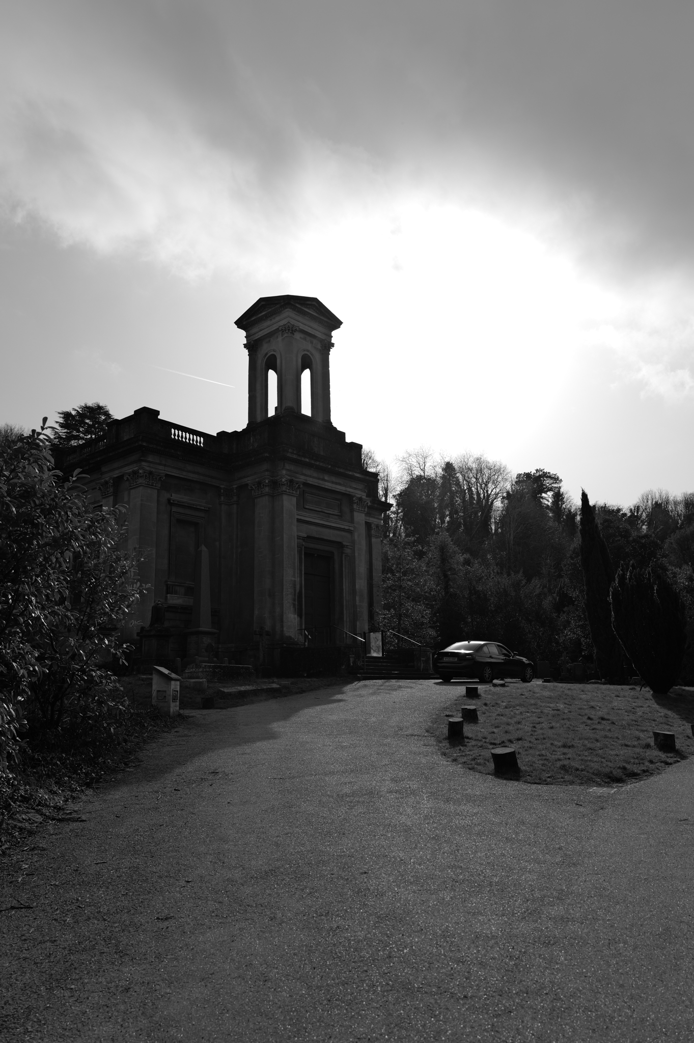 Leica Q3 Monochrom and Google Pixel 10 Pro XL comparison