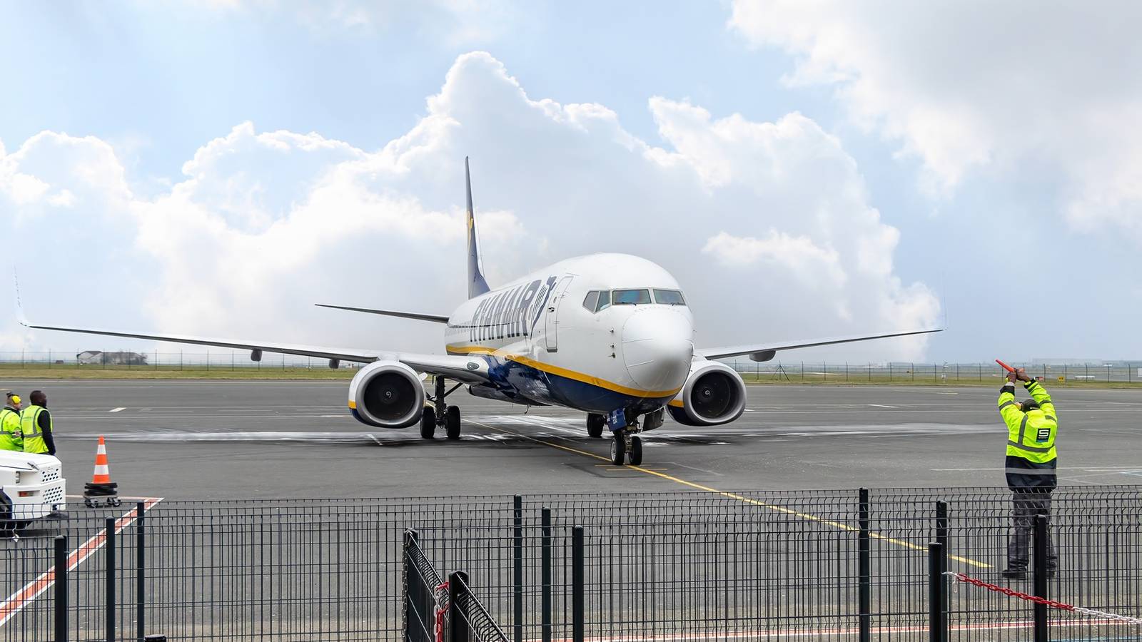 Bailiffs Seize A Ryanair Boeing 737 Mid-Turnaround Over Unpaid Debt