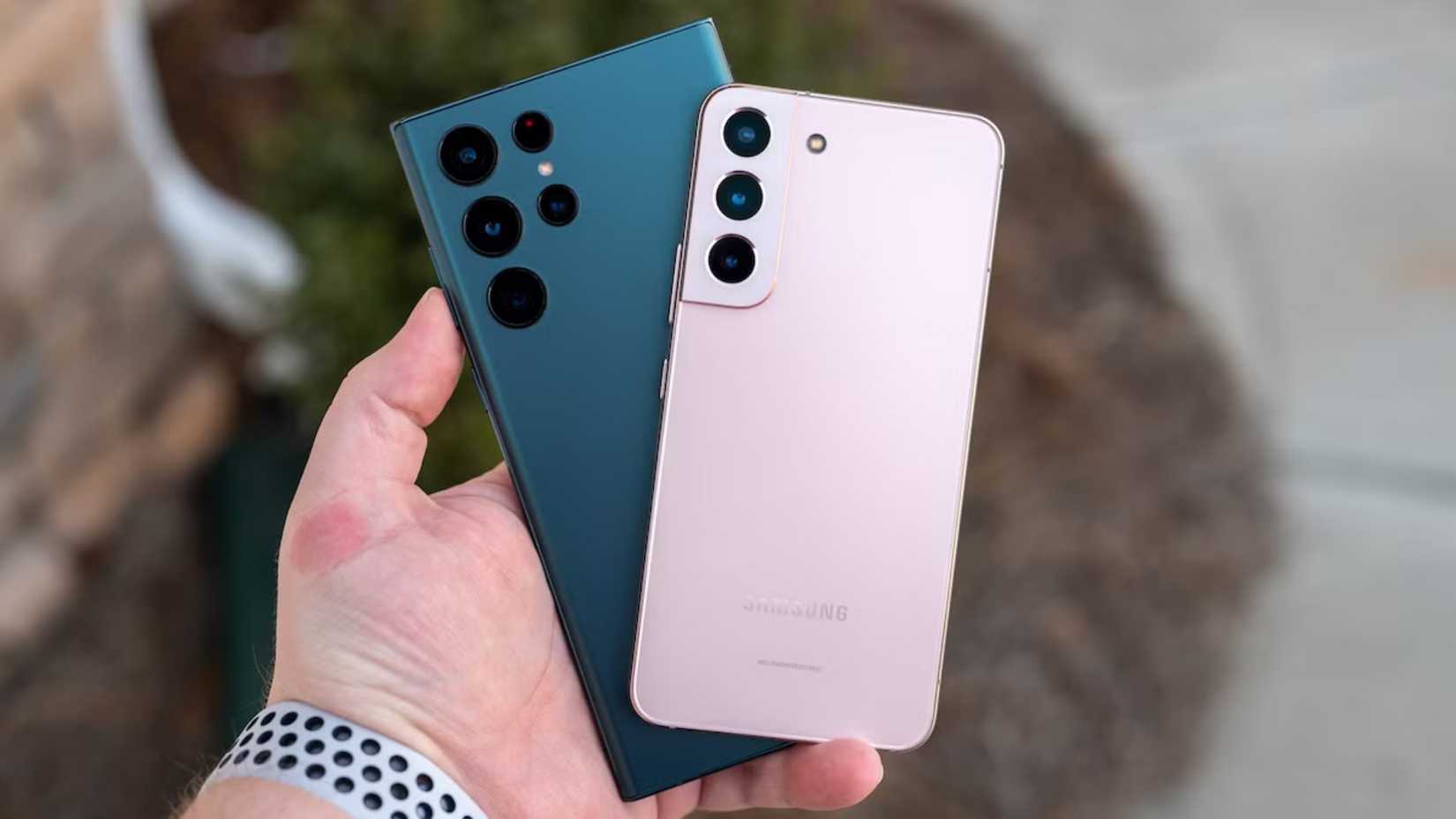 Samsung Galaxy S22 and Galaxy S22 Ultra in a hand.