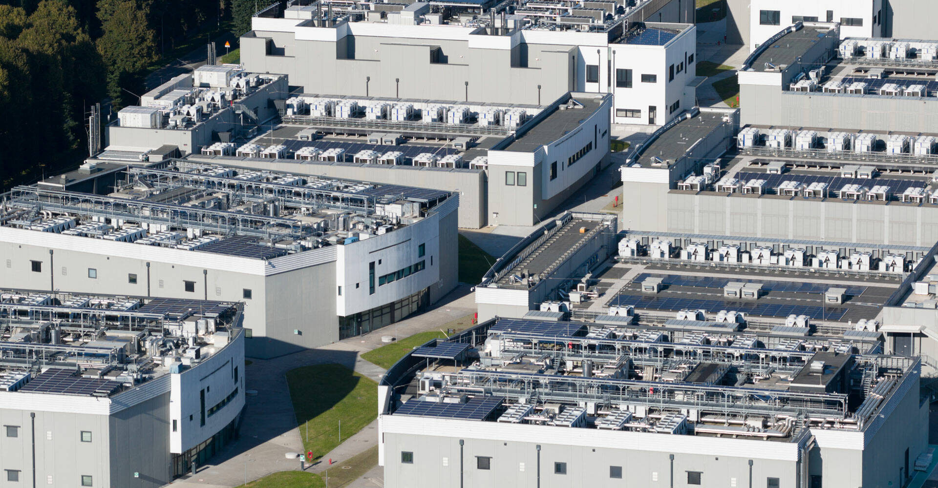 UK datacenter cuts AI power draw 40% on command • The Register