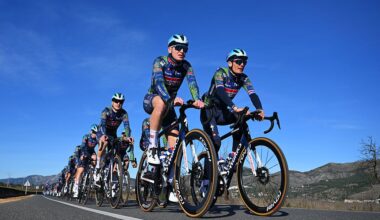 Tim Merlier (l) at training camp in early 2026