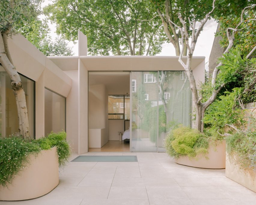 Courtyard view at London house extensions by Studio DERA