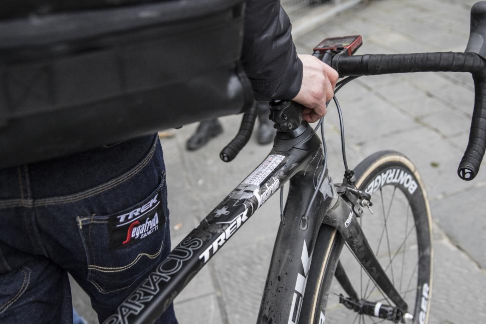 Trek Domane 2016 top tube detail - ©Paolo Ciaberta