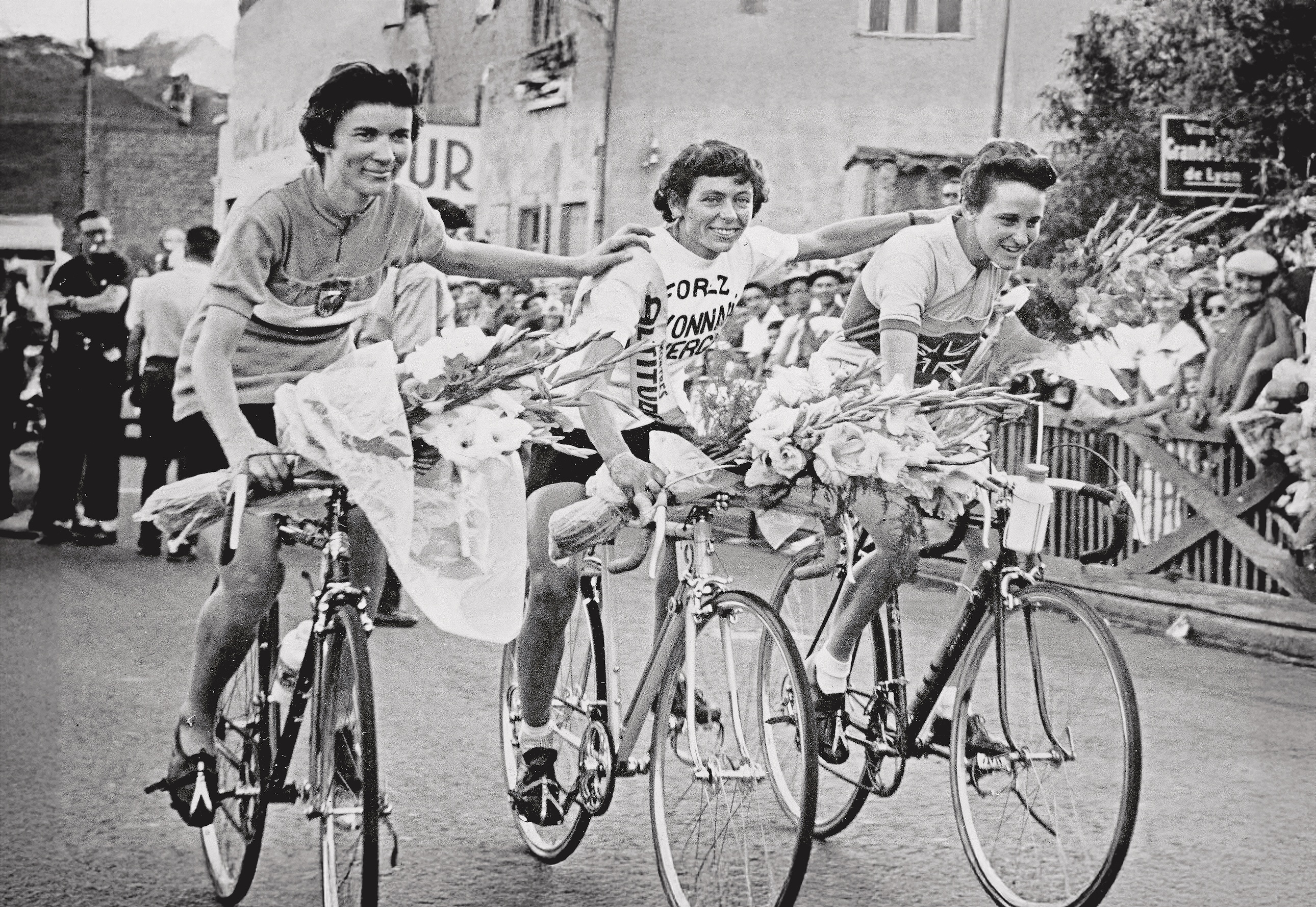 Hockridge alongside the other two podium finishers at the 1957 women's Tour de France