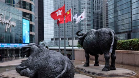 Bull statues near screens showing the Hang Seng stock index and stock prices outside Exchange Square, in Hong Kong, China, February 3, 2026. Photo: REUTERS