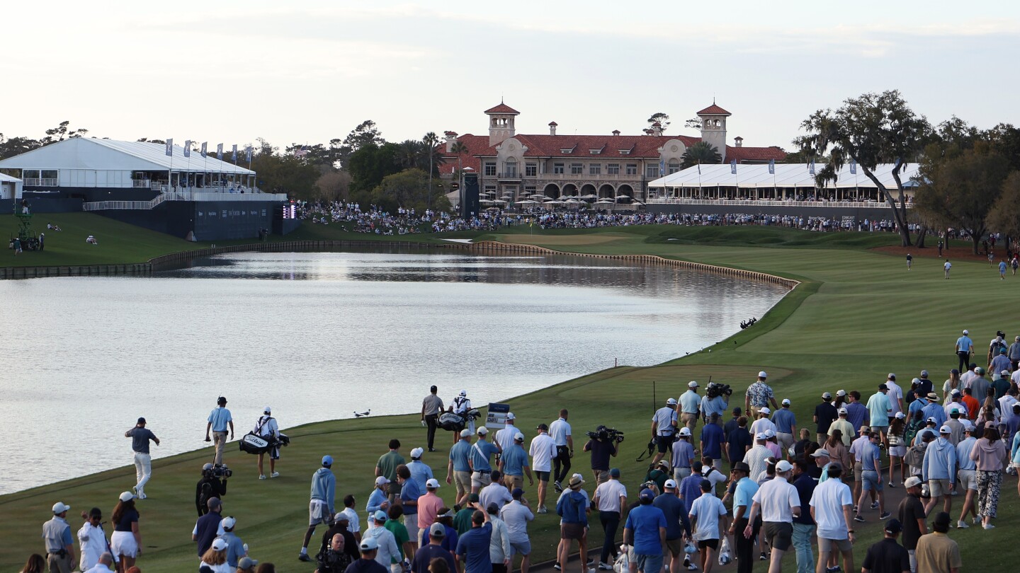 Smylie smashes the ball as he tackles No. 18 at Players - Golf Channel