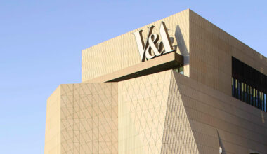 O’Donnell + Tuomey completes V&A East Museum behind sand-colored panels | News