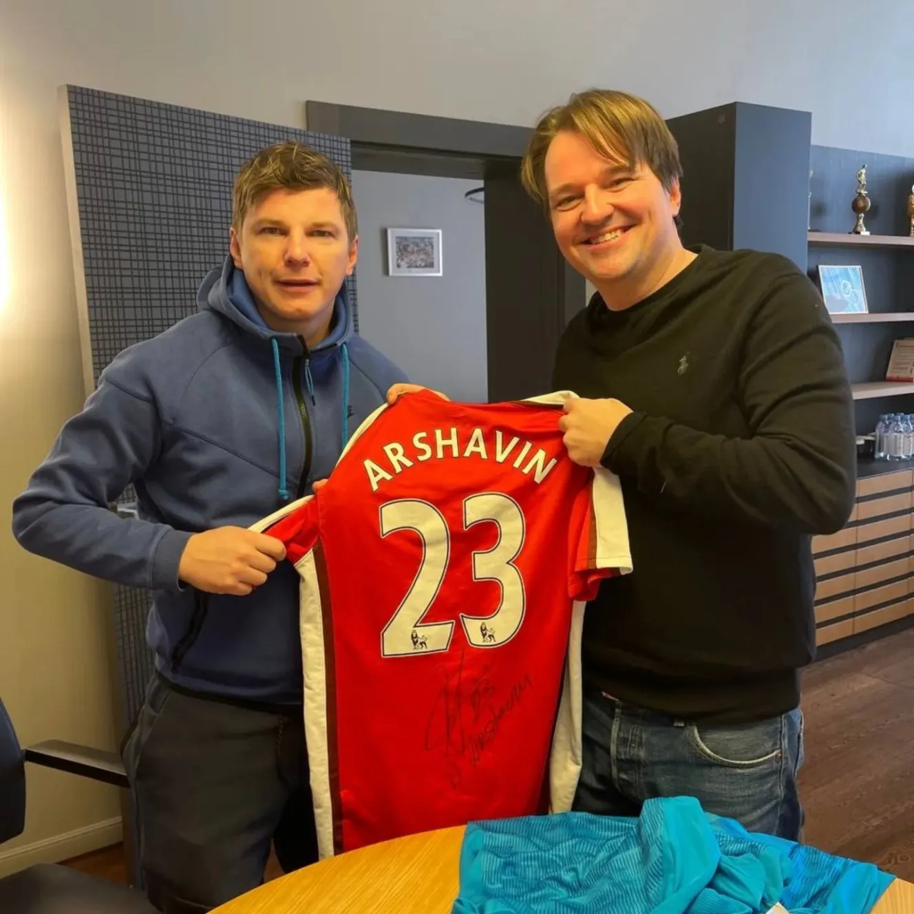 Mark Bullen holding a signed Arsenal "Arshavin 23" jersey with Andrei Arshavin.
