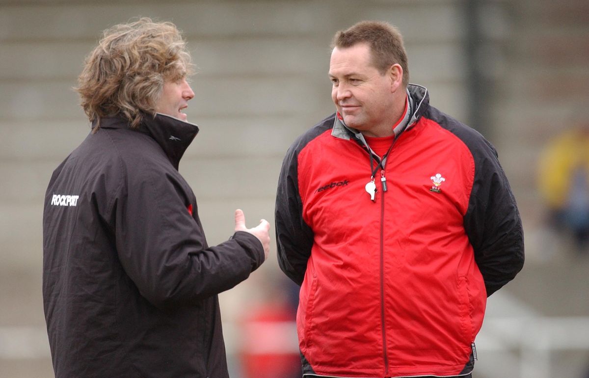Steve Hansen talks with Scott Johnson at Welsh training session