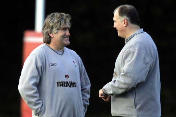Wales coach Mike Ruddock (R) talking with assistant coach Scott Johnson
