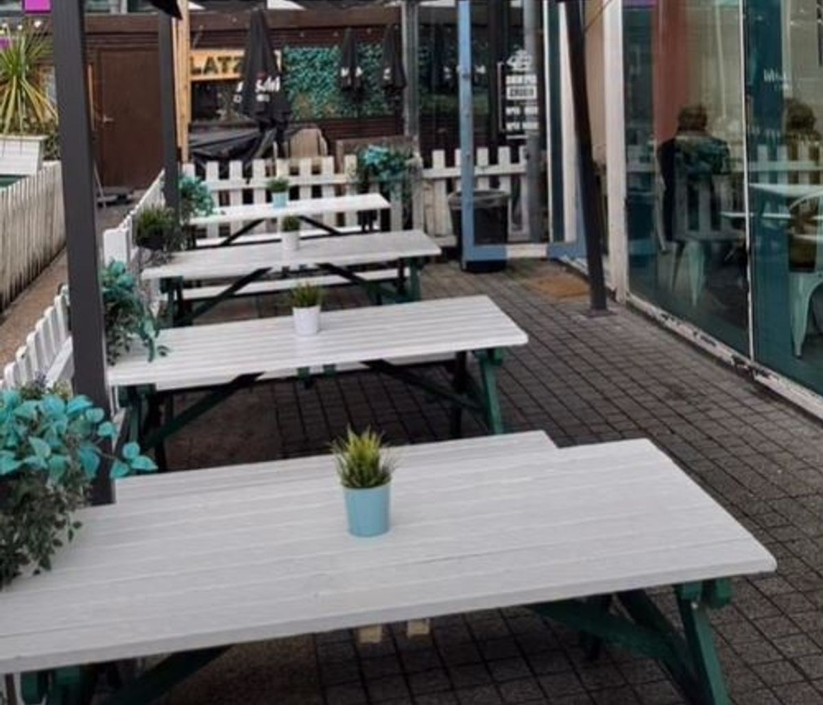 How the bakery's outside terrace is supposed to look