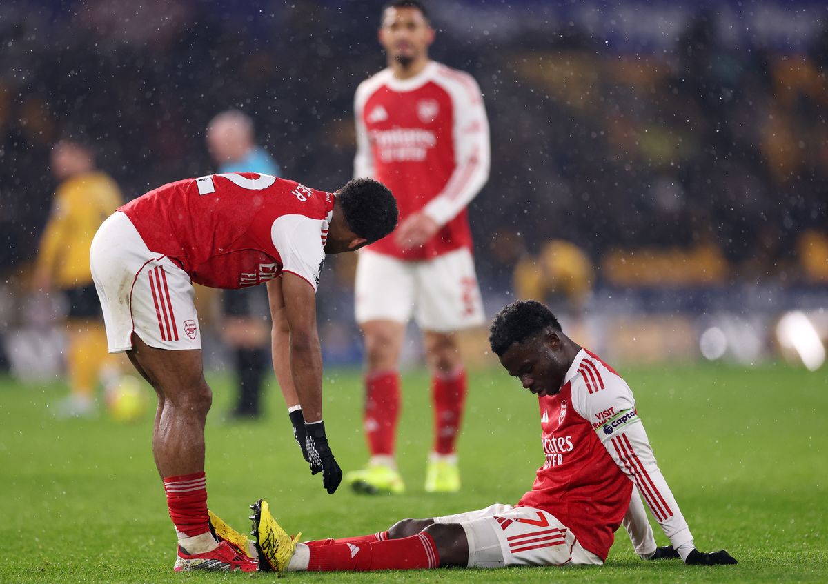 Jurrien Timber helping Bukayo Saka