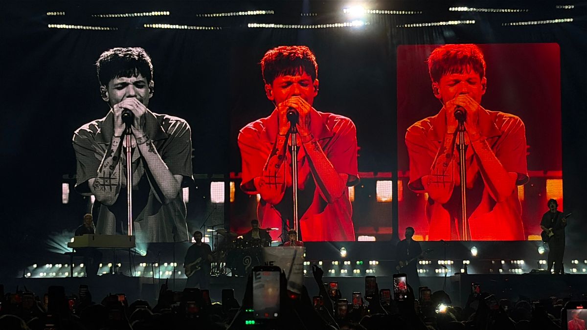 Louis had the audience in his hand – seeing him perform with just an acoustic guitar and his backing vocalist was magical