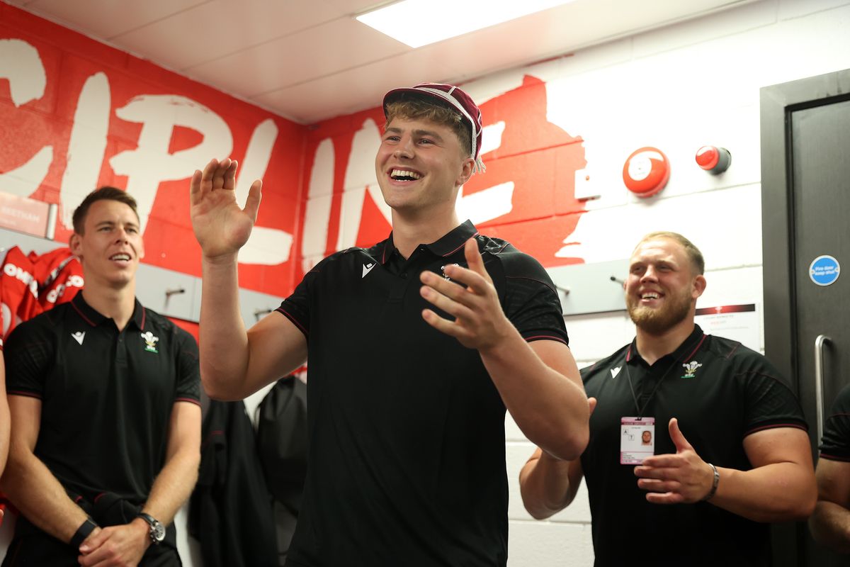 Jacob Beetham, who was capped by Wales against South Africa in 2004, has signed a new deal with Cardiff after interest from rivals