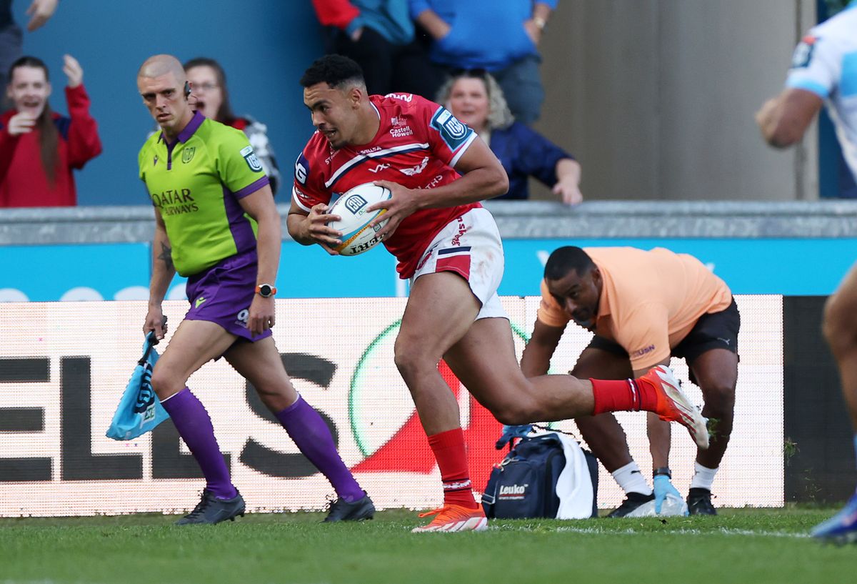 Callum Woolley of Scarlets scores a try